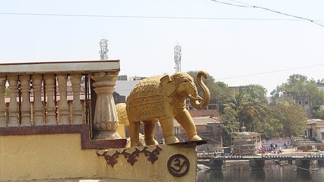 640px-Garuda_stambha,_Alandi_19