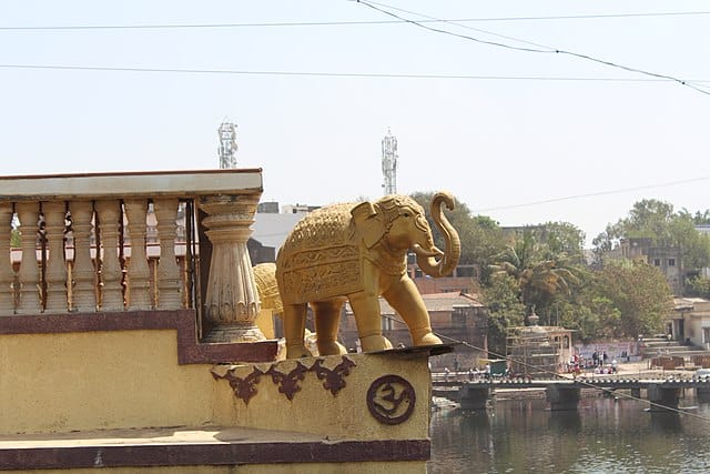 640px-Garuda_stambha,_Alandi_19