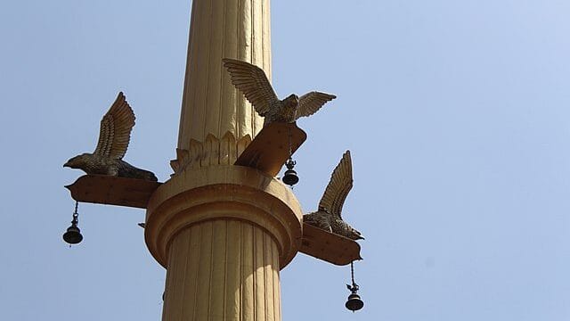 640px-Garuda_stambha,_Alandi_21