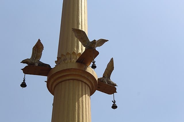 640px-Garuda_stambha,_Alandi_21