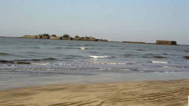 Alibag_Sea_beach_3,_Maharashtra