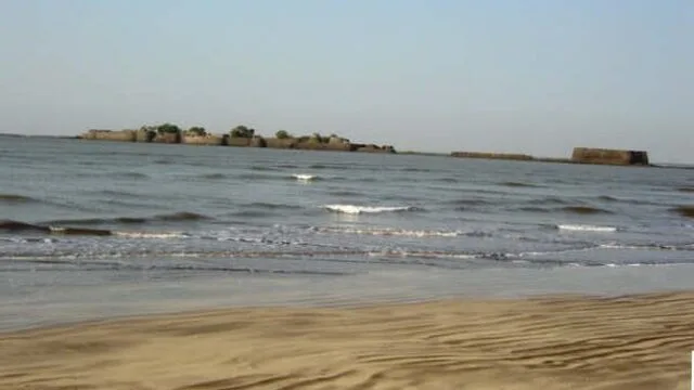 Alibag_Sea_beach_3,_Maharashtra