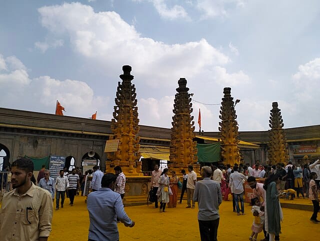 Jejuri_Temple_Courtyard