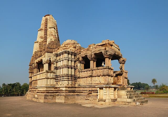 खजुराहो मंदिरे (मध्य प्रदेश), १० भव्य ऐतिहासिक स्मारके याच्या मध्ये समावेश होतो
